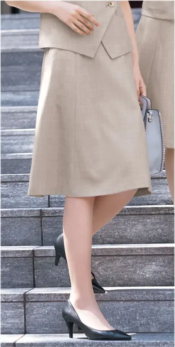 カーシーカシマ ESS975 スカート ESS975 フレアスカート洗練されたデザインと快適性を追求したKITAI シリーズのフレアスカートです。ミントグリーンの色糸を効かせたグレンチェック柄と、リサイクル機能糸COOLMAX®EcoMade ALL SEASONを使用した麻調素材により、夏の暑さにも快適に対応しながら上品な装いを実現します。特徴・爽やかなライティグレンチェックにミントグリーンの差し色で涼やかな印象・動きやすいドライタッチな麻調素材で暑い夏も快適・COOLMAX®EcoMade ALL SEASON採用で優れた体温調節機能・暑いときは汗を吸い上げ拡散し、寒いときは空気をため込み保温・GRS認証取得のペットボトル再生糸使用でサステイナブル・後ろ脇ゴム仕様でウエスト調整が可能・大容量ポケット(右側)で実用性抜群・イージーケア・ホームクリーニング対応でお手入れ簡単・左脇ファスナーで着脱しやすい設計※23号は受注生産になります。※受注生産品につきましては、ご注文後のキャンセル、返品及び他の商品との交換、色・サイズ交換が出来ませんのでご注意ください。※受注生産品のお支払い方法は、前払いにて承り、ご入金確認後の手配となります。