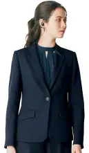 カーシー NAJ032 ジャケット ストレスのないおもてなしを。COMFORTABLE SUITS コンフォータブル スーツ独自の着やせ&スタイルアップテクニックで、年齢や体型を問わないボーダレスシルエットに。着る人のコンディションに合わせて衣服内の湿度をコントロールする機能素材や、動きやすさを追求したパターン設計とストレッチ性能も備え、優雅な所作を演出する見た目と着心地、どちらのこだわりも満たします。TAILORED  JACKETワンピースの上に着ても動きやすい、大きめのアームホール。●業種やシーンを選ばないベーシックなシルエット。●伸縮性と通気性に優れたメッシュ裏地。※袖裏は動きやすさを考慮し、滑りのよいハイストレッチ裏地を使用。●インカムを収納できる内ポケット&ループ付き。●ラベルの上にも下にもスカーフがつけられる2way仕様のスカーフループ&reg;。COMFORT CLOTH STRETCH コンフォート クロス ストレッチ1年を通して快適さを追及。凹凸感のあるブッチャー組織を上品で華やかな印象に仕上げた2wayストレッチ素材に、制菌・抗菌防臭・防カビ加工「マルカサイド&reg;YP-DP」を施しています。吸水速乾性のある中空糸「COOLMAX&reg; ALL SEASON TECHNOLOGY」を使用することで、軽く、冬温かく夏涼しい、快適な着心地を実現したENJOY Noirオリジナル素材です。・クールマックス&reg;（COOLMAX&reg;）は、ライクラ社の商標です。・「スカーフループ&reg;」はカーシーカシマ（株）の登録商標です。