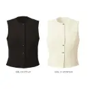 カーシーカシマ NAV073 ベスト EFFORTLESS JACKESON ベスト NAV073シーズンを問わず着まわせるEFFORTLESS（エフォートレス）のJACKESONシリーズより、スタイリッシュさと快適性を両立したノーカラーベスト NAV073が登場。多彩なインナーとの組み合わせで、一年中活躍する万能アイテムです。特徴・2wayストレッチ素材で軽やかな着心地と高い動きやすさを実現・速乾性に優れ、快適な着心地を長時間キープ・防汚加工により水や皮脂汚れがつきにくく清潔感を維持・オフホワイトには共通の防汚加工に加えて撥水加工を施しているため汚れが目立ちにくい・季節に合わせたインナーチェンジで通年着回しが可能・接客シーンに最適なきちんと見えのシルエット・エッセンシャル ツイルの上質な風合いで高級感を演出・ランダム配置のデザインボタンが洗練された印象を与え、アクセサリーがなくても様になる仕様・品番:NAV073・商品名:ベスト・カラー:ブラック、オフホワイト・サイズ:5号、7号、9号、11号、13号、15号・シリーズ:EFFORTLESS・デザイン:ノーカラー、ベスト、後ろギャザー仕様