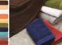 広洋物産 ATELIER-HT Atelier（アトリエ）ハンドタオル（300枚入） 世界三大高級コットンのスーピマ綿と新疆綿を贅沢に使用したハイクオリティなギフトタオルです。日本古来から馴染みがある日本の伝統色から10色を厳選しました。世界三大高級コットンのスーピマ綿と新疆綿を贅沢に50％ずつ使用したハイクオリティなギフトタオルは、繊維が長く柔らかい極上の肌触り、今までにない美しい光沢が魅力です。アトリエから生まれたような色彩豊かな最上級タオルです。極上の肌触り・美しい光沢・優れた吸水性・色鮮やかさが続くダークブラウン日本の伝統色では憲法色（けんぽういろ）赤みがかった黄みの暗い黒茶色です。落ち着いたブラウンはタオルの重厚感を引き立てます。ライトブラウン日本の伝統色では丁子色（ちょうじいろ）香辛料の丁子の蕾の煮汁で染めた丁子色は、古代から用いられています。幅広くお使い頂ける定番カラーです。ホワイト日本の色名の中でも最古のものの一つで、神事に関係ある神聖な色として特別な存在です。タオルの高級感が最もわかるカラーでもあります。サーモンピンク日本の伝統色では洗朱（あらいしゅ）薄い朱色のことで黄色みを帯びた朱色、くすんだ黄赤に近い色です。優しいピンクは贈り物にも最適です。マスタードイエロー日本の伝統色では黄蘗色（きはだいろ）黄蘗とは、ミカン科のキハダで染めた明るい黄色です。落ち着いたイエローは生活に彩りを加えてくれます。オリーブグリーン日本の伝統色ではオリーブ緑（オリーブグリーン）未熟なオリーブの実の色に見られる、暗い黄色です。深い色味はワンランク上のお洒落な雰囲気があります。ネイビーブルー日本の伝統色では藍色（あいいろ）純粋な青ではない暗い青色のことです。万人に愛され続ける深い青色はギフトの定番色です。ターコイズブルー日本の伝統色では浅葱色（あさぎいろ）葱藍で染めた薄い藍色です。鮮やかなブルーは見るだけで元気をもらえます。グレー日本の伝統色では鳩羽鼠（はとばねず）藤色に鼠色をかけた赤みがかった灰紫色のことです。ブルーがかったグレーは上品で幅広い年代に好まれます。バーガンディ―日本の伝統色では臙脂色（えんじいろ）黒みをおびた深く艶やかな紅色のことです。高級感ある深い赤色です。※300枚入りです。※この商品はご注文後のキャンセル、返品及び交換は出来ませんのでご注意下さい。※なお、この商品のお支払方法は、先振込（代金引換以外）にて承り、ご入金確認後の手配となります。