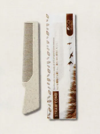 広洋物産 ECO-COMB くし（藁40％）（2，500本入） 藁を40％含んで作られたくしです。プラスチックなどの石油製品の削減を目指し、天然素材を取り入れたアイテムをご用意。当商品の他にも、竹を使った歯ブラシやくしなどのアメニティ、松を使用したフォークやスプーンなどのカトラリーのほか、竹から生まれた天然繊維のタオルもご用意しています。※2，500本入りです。（250本×10袋）※この商品はご注文後のキャンセル、返品及び交換は出来ませんのでご注意下さい。※なお、この商品のお支払方法は、先振込（代金引換以外）にて承り、ご入金確認後の手配となります。