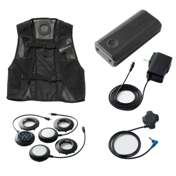クロダルマ KS-2300 メッシュベスト＆ペルチェデバイスフルセット AIR SENSOR ice メッシュベスト＆ペルチェデバイスフルセット KS-2300革新的なリズム冷却機能とスリム化されたペルチェ式クーラーを搭載した最新型の冷却ベストです。伸縮メッシュ素材と半導体素子による効率的な冷却システムで、最大-18℃の冷却効果と最長8時間の稼働を実現。特徴・リズム冷却モード搭載で効率的な体温調節が可能・従来モデルKS-1003から4mm薄型化したペルチェ式クーラー採用・最大-18℃の強力な冷却効果を実現・伸縮性の高いメッシュ素材で体にフィットし蒸れを防止・最長8時間の連続稼働が可能・静音設計で快適な作業環境を実現仕様・商品番号:KS-2300・サイズ:S(155-165cm)、F(165-185cm)、O(175-185cm)・稼働時間:約3時間（強）～約8時間（リズムモード）・付属品:ペルチェ式クーラー専用ベスト、ペルチェ式クーラー3個、通気スペーサー3個、ミニバッテリー、三股ハブケーブル、ACアダプター充電器、説明書兼保証書※この商品はご注文後のキャンセル、返品及び交換は出来ませんのでご注意ください。※なお、この商品のお支払方法は、前払いにて承り、ご入金確認後の手配となります。
