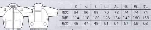 クロダルマ 268801 ハーネス対応半袖ジャンパー（空調服） 裏地のアルミコーティングが優れた遮熱性を発揮。夏の過酷な室外作業を快適にこなすための工夫を随所に備えたハーネス対応半袖ジャンパー。※ご使用になられる際は、別売りのバッテリー等、デバイスが必要です。■首回りを広くする事でジップアップしても風抜けが抜群に。■首元に風を誘導するために、背に通気空間をつくり風を誘導し涼しさがアップ。■背ランヤード取付口両開きファスナー付■ランヤード掛け■背中から首にかけて立体的に風の通りを良くするメッシュ■左胸ペン差し■左胸ファスナーポケット■右脇には草刈り用ベルト取り出し口を設けています。■内側アルミコーティングにより遮熱性でクーリング効果を実現#空調服 #ファン付ウェア サイズ／スペック