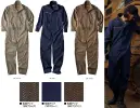 クレヒフク 669 CATストレッチツナギ Stretch Clothワークシーンの動き方改革ストレッチ素材胸元の3本ステッチやファスナーの配置が印象的なワークウェア。胸ポケットやカーゴポケット等、収納力はもちろん、生地の伸縮性を生かした機動力など機能性にも配慮。【ヘリンボーン】日本においては、杉綾織りと呼ばれることもありますが、ニシンの骨を思わせるような山形と逆山形が入り混じった模様があるので、「ニシンの骨」という意味のヘリンボーンと呼ばれています。ヘリンボーン素材の魅力といえば、柔らかな風合いなどが挙げられ、ちょっとした高級感、大人の渋い魅力を引き出してくれる快さがあります。