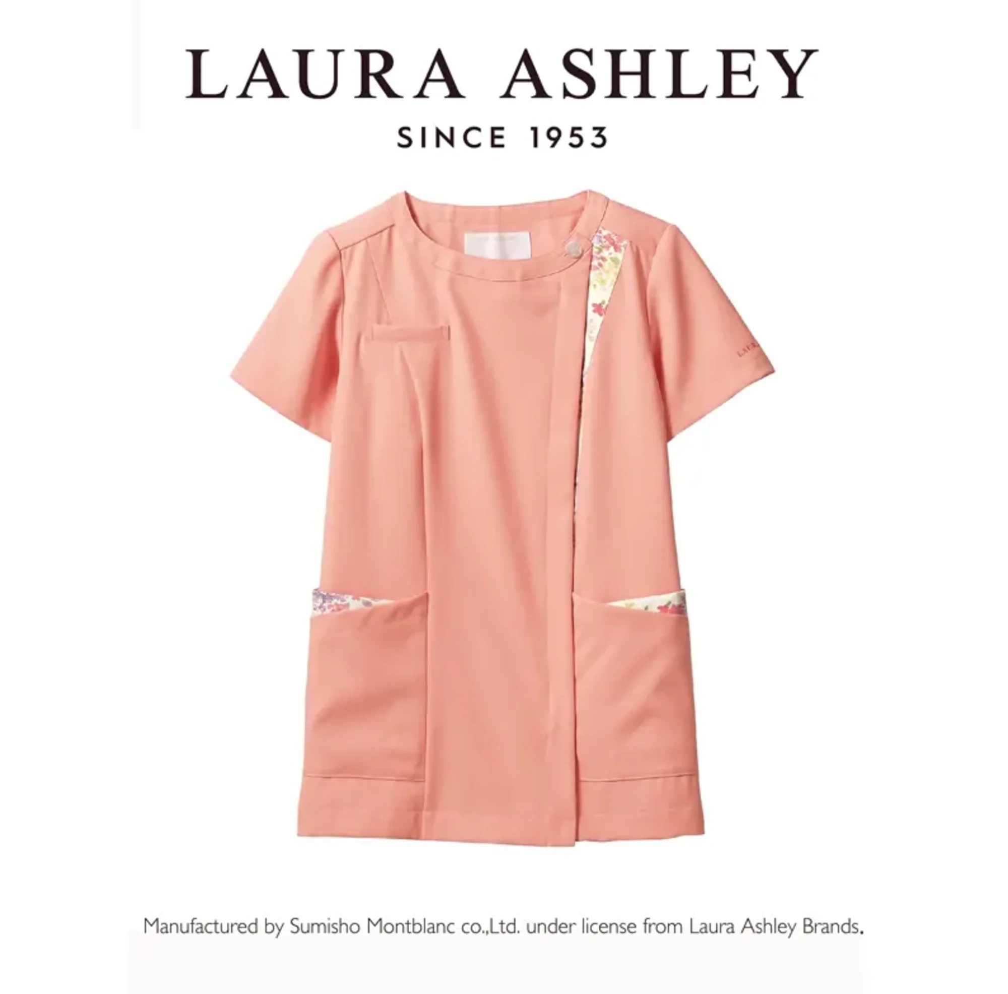 ローラ アシュレイ LW601-22 ナースジャケット(半袖) LAURA ASHLEYローラ アシュレイの優雅なプリント生地を使った、洗練のコレクション。女性らしさを意識したシルエットで、着映えにもこだわりました。医療や介護の現場に、華やぎとやすらぎを添えてくれます。華の彩をまとう。優雅なプリントで知られる英国のライフスタイルブランド。その美しい華の彩を、襟や胸もとにさりげなく咲かせました。やわらかな色合いと可憐な愛らしさが、着る人の表情を鮮やかに引き立てます。●襟もとのアシンメトリーの配色がアクセント。●LAURA ASHLEYオリジナルボタン。●便利なウエストループと配色が印象的なポケット。●ロゴ刺繍は左袖に入っています。フィールラチネしっとりなめらかな優しい肌触りの軽量、ストレッチ織物素材