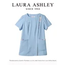 ローラ アシュレイ LW601-33 スクラブ（半袖） LAURA ASHLEY(ローラ アシュレイ)ときめきあふれる、花の彩り。英国の歴史と自然にインスピレーションを得た、ローラアシュレイの花柄プリント。その優雅な花柄を、ユニフォームに咲かせました。花々のやさしさと生命力に満ちた美しい彩りに、袖を通すたび、ときめきがあふれます。amelie series気持ち華やぐ、可愛らしさ。抽象的な水彩画のようなスタイルの「アメリ」は、新鮮でカラフルかつ現代的なデザイン。穏やかな夏の日に咲く、可憐な花々を思わせます。スクラブ(半袖)。すっきりプレーンなデザインに、花柄でメリハリをプラス。バックは高めの位置にベルトの切り替えをあしらい、脚長効果を演出。●detail point・襟もとのアシンメトリーの配色がアクセント。・便利なウエストループと配色が印象的なダブルポケット。(内ポケット付き)・LAURAASHLEYオリジナルボタン。・ロゴ刺繍は左袖に入っています。