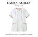 ローラ アシュレイ LW604-12 スクラブ（半袖） LAURA ASHLEY(ローラ アシュレイ)ときめきあふれる、花の彩り。英国の歴史と自然にインスピレーションを得た、ローラアシュレイの花柄プリント。その優雅な花柄を、ユニフォームに咲かせました。花々のやさしさと生命力に満ちた美しい彩りに、袖を通すたび、ときめきがあふれます。amelie series気持ち華やぐ、可愛らしさ。抽象的な水彩画のようなスタイルの「アメリ」は、新鮮でカラフルかつ現代的なデザイン。穏やかな夏の日に咲く、可憐な花々を思わせます。表情を華やかに見せ、アメリ柄の可愛らしさを引き出す、ダイヤモンドネックが特徴のスクラブ。●detail point・華やかなダイヤモンドネック。襟裏のプリント柄がチラリとのぞきます。・襟元をスッキリ見せある、内側スナップ仕様。・花びらの様な袖口配色がかわいらしさを表現。・ウエストループは時計などを掛けるのに便利。・脇ポケットには小物を整理しやすい内ポケット付き。・脚長効果を発揮する、バックのウエスト配色ライン。