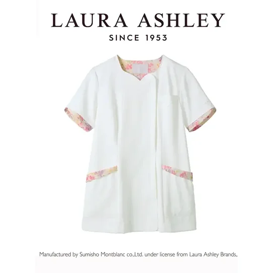 ローラ アシュレイ LW604-12 スクラブ（半袖） LAURA ASHLEY(ローラ アシュレイ)ときめきあふれる、花の彩り。英国の歴史と自然にインスピレーションを得た、ローラアシュレイの花柄プリント。その優雅な花柄を、ユニフォームに咲かせました。花々のやさしさと生命力に満ちた美しい彩りに、袖を通すたび、ときめきがあふれます。amelie series気持ち華やぐ、可愛らしさ。抽象的な水彩画のようなスタイルの「アメリ」は、新鮮でカラフルかつ現代的なデザイン。穏やかな夏の日に咲く、可憐な花々を思わせます。表情を華やかに見せ、アメリ柄の可愛らしさを引き出す、ダイヤモンドネックが特徴のスクラブ。●detail point・華やかなダイヤモンドネック。襟裏のプリント柄がチラリとのぞきます。・襟元をスッキリ見せある、内側スナップ仕様。・花びらの様な袖口配色がかわいらしさを表現。・ウエストループは時計などを掛けるのに便利。・脇ポケットには小物を整理しやすい内ポケット付き。・脚長効果を発揮する、バックのウエスト配色ライン。