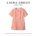 ローラ アシュレイ LW604-22 スクラブ（半袖） LAURA ASHLEY(ローラ アシュレイ)ときめきあふれる、花の彩り。英国の歴史と自然にインスピレーションを得た、ローラアシュレイの花柄プリント。その優雅な花柄を、ユニフォームに咲かせました。花々のやさしさと生命力に満ちた美しい彩りに、袖を通すたび、ときめきがあふれます。amelie series気持ち華やぐ、可愛らしさ。抽象的な水彩画のようなスタイルの「アメリ」は、新鮮でカラフルかつ現代的なデザイン。穏やかな夏の日に咲く、可憐な花々を思わせます。表情を華やかに見せ、アメリ柄の可愛らしさを引き出す、ダイヤモンドネックが特徴のスクラブ。●detail point・華やかなダイヤモンドネック。襟裏のプリント柄がチラリとのぞきます。・襟元をスッキリ見せある、内側スナップ仕様。・花びらの様な袖口配色がかわいらしさを表現。・ウエストループは時計などを掛けるのに便利。・脇ポケットには小物を整理しやすい内ポケット付き。・脚長効果を発揮する、バックのウエスト配色ライン。