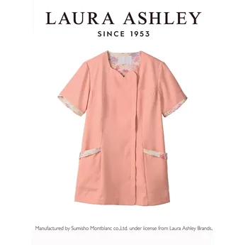 ローラ アシュレイ LW604-22 スクラブ（半袖） LAURA ASHLEY(ローラ アシュレイ)ときめきあふれる、花の彩り。英国の歴史と自然にインスピレーションを得た、ローラアシュレイの花柄プリント。その優雅な花柄を、ユニフォームに咲かせました。花々のやさしさと生命力に満ちた美しい彩りに、袖を通すたび、ときめきがあふれます。amelie series気持ち華やぐ、可愛らしさ。抽象的な水彩画のようなスタイルの「アメリ」は、新鮮でカラフルかつ現代的なデザイン。穏やかな夏の日に咲く、可憐な花々を思わせます。表情を華やかに見せ、アメリ柄の可愛らしさを引き出す、ダイヤモンドネックが特徴のスクラブ。●detail point・華やかなダイヤモンドネック。襟裏のプリント柄がチラリとのぞきます。・襟元をスッキリ見せある、内側スナップ仕様。・花びらの様な袖口配色がかわいらしさを表現。・ウエストループは時計などを掛けるのに便利。・脇ポケットには小物を整理しやすい内ポケット付き。・脚長効果を発揮する、バックのウエスト配色ライン。