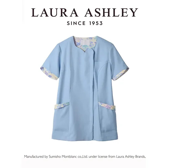 ローラ アシュレイ LW604-33 スクラブ（半袖） LAURA ASHLEY(ローラ アシュレイ)ときめきあふれる、花の彩り。英国の歴史と自然にインスピレーションを得た、ローラアシュレイの花柄プリント。その優雅な花柄を、ユニフォームに咲かせました。花々のやさしさと生命力に満ちた美しい彩りに、袖を通すたび、ときめきがあふれます。amelie series気持ち華やぐ、可愛らしさ。抽象的な水彩画のようなスタイルの「アメリ」は、新鮮でカラフルかつ現代的なデザイン。穏やかな夏の日に咲く、可憐な花々を思わせます。表情を華やかに見せ、アメリ柄の可愛らしさを引き出す、ダイヤモンドネックが特徴のスクラブ。●detail point・華やかなダイヤモンドネック。襟裏のプリント柄がチラリとのぞきます。・襟元をスッキリ見せある、内側スナップ仕様。・花びらの様な袖口配色がかわいらしさを表現。・ウエストループは時計などを掛けるのに便利。・脇ポケットには小物を整理しやすい内ポケット付き。・脚長効果を発揮する、バックのウエスト配色ライン。