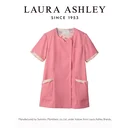 ローラ アシュレイ LW604-62 スクラブ（半袖） LAURA ASHLEY(ローラ アシュレイ)ときめきあふれる、花の彩り。英国の歴史と自然にインスピレーションを得た、ローラアシュレイの花柄プリント。その優雅な花柄を、ユニフォームに咲かせました。花々のやさしさと生命力に満ちた美しい彩りに、袖を通すたび、ときめきがあふれます。amelie series気持ち華やぐ、可愛らしさ。抽象的な水彩画のようなスタイルの「アメリ」は、新鮮でカラフルかつ現代的なデザイン。穏やかな夏の日に咲く、可憐な花々を思わせます。表情を華やかに見せ、アメリ柄の可愛らしさを引き出す、ダイヤモンドネックが特徴のスクラブ。●detail point・華やかなダイヤモンドネック。襟裏のプリント柄がチラリとのぞきます。・襟元をスッキリ見せある、内側スナップ仕様。・花びらの様な袖口配色がかわいらしさを表現。・ウエストループは時計などを掛けるのに便利。・脇ポケットには小物を整理しやすい内ポケット付き。・脚長効果を発揮する、バックのウエスト配色ライン。