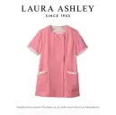 ローラ アシュレイ LW604-62 スクラブ（半袖） LAURA ASHLEY(ローラ アシュレイ)ときめきあふれる、花の彩り。英国の歴史と自然にインスピレーションを得た、ローラアシュレイの花柄プリント。その優雅な花柄を、ユニフォームに咲かせました。花々のやさしさと生命力に満ちた美しい彩りに、袖を通すたび、ときめきがあふれます。amelie series気持ち華やぐ、可愛らしさ。抽象的な水彩画のようなスタイルの「アメリ」は、新鮮でカラフルかつ現代的なデザイン。穏やかな夏の日に咲く、可憐な花々を思わせます。表情を華やかに見せ、アメリ柄の可愛らしさを引き出す、ダイヤモンドネックが特徴のスクラブ。●detail point・華やかなダイヤモンドネック。襟裏のプリント柄がチラリとのぞきます。・襟元をスッキリ見せある、内側スナップ仕様。・花びらの様な袖口配色がかわいらしさを表現。・ウエストループは時計などを掛けるのに便利。・脇ポケットには小物を整理しやすい内ポケット付き。・脚長効果を発揮する、バックのウエスト配色ライン。