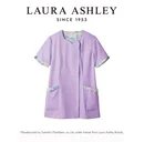 ローラ アシュレイ LW604-83 スクラブ（半袖） LAURA ASHLEY(ローラ アシュレイ)ときめきあふれる、花の彩り。英国の歴史と自然にインスピレーションを得た、ローラアシュレイの花柄プリント。その優雅な花柄を、ユニフォームに咲かせました。花々のやさしさと生命力に満ちた美しい彩りに、袖を通すたび、ときめきがあふれます。amelie series気持ち華やぐ、可愛らしさ。抽象的な水彩画のようなスタイルの「アメリ」は、新鮮でカラフルかつ現代的なデザイン。穏やかな夏の日に咲く、可憐な花々を思わせます。表情を華やかに見せ、アメリ柄の可愛らしさを引き出す、ダイヤモンドネックが特徴のスクラブ。●detail point・華やかなダイヤモンドネック。襟裏のプリント柄がチラリとのぞきます。・襟元をスッキリ見せある、内側スナップ仕様。・花びらの様な袖口配色がかわいらしさを表現。・ウエストループは時計などを掛けるのに便利。・脇ポケットには小物を整理しやすい内ポケット付き。・脚長効果を発揮する、バックのウエスト配色ライン。