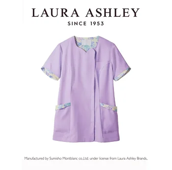 ローラ アシュレイ LW604-83 スクラブ（半袖） LAURA ASHLEY(ローラ アシュレイ)ときめきあふれる、花の彩り。英国の歴史と自然にインスピレーションを得た、ローラアシュレイの花柄プリント。その優雅な花柄を、ユニフォームに咲かせました。花々のやさしさと生命力に満ちた美しい彩りに、袖を通すたび、ときめきがあふれます。amelie series気持ち華やぐ、可愛らしさ。抽象的な水彩画のようなスタイルの「アメリ」は、新鮮でカラフルかつ現代的なデザイン。穏やかな夏の日に咲く、可憐な花々を思わせます。表情を華やかに見せ、アメリ柄の可愛らしさを引き出す、ダイヤモンドネックが特徴のスクラブ。●detail point・華やかなダイヤモンドネック。襟裏のプリント柄がチラリとのぞきます。・襟元をスッキリ見せある、内側スナップ仕様。・花びらの様な袖口配色がかわいらしさを表現。・ウエストループは時計などを掛けるのに便利。・脇ポケットには小物を整理しやすい内ポケット付き。・脚長効果を発揮する、バックのウエスト配色ライン。