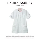 ローラ アシュレイ LW612-12 スクラブ（半袖） LAURA ASHLEY(ローラ アシュレイ)ときめきあふれる、花の彩り。英国の歴史と自然にインスピレーションを得た、ローラアシュレイの花柄プリント。その優雅な花柄を、ユニフォームに咲かせました。花々のやさしさと生命力に満ちた美しい彩りに、袖を通すたび、ときめきがあふれます。archive Violet series優しさを秘め、凛とした佇まい。英国の森林地帯の片隅に咲くすみれの花を連想させるプリントは、ローラアシュレイのアーカイブにあるアンティークテキスタイルから着想を得たデザイン。小枝や花びらが散りばめられた、躍動感のある柄が特徴です。コンパクトなVネックでさり気なく胸元をカバー。シンプルな中にこだわりを感じるスクラブ。●detail point・コンパクトなVネック。襟裏のプリント柄がチラリとのぞきます。・LAURA ASHLEYオリジナルボタン。・袖口のスリットと花柄パイピングが上質感を演出。・時計などを掛けるのに便利なウエストループ。・脇ポケットには小物の整理に便利な内ポケット付き。