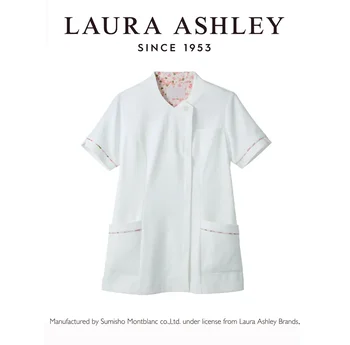 ローラ アシュレイ LW612-12 スクラブ（半袖） LAURA ASHLEY(ローラ アシュレイ)ときめきあふれる、花の彩り。英国の歴史と自然にインスピレーションを得た、ローラアシュレイの花柄プリント。その優雅な花柄を、ユニフォームに咲かせました。花々のやさしさと生命力に満ちた美しい彩りに、袖を通すたび、ときめきがあふれます。archive Violet series優しさを秘め、凛とした佇まい。英国の森林地帯の片隅に咲くすみれの花を連想させるプリントは、ローラアシュレイのアーカイブにあるアンティークテキスタイルから着想を得たデザイン。小枝や花びらが散りばめられた、躍動感のある柄が特徴です。コンパクトなVネックでさり気なく胸元をカバー。シンプルな中にこだわりを感じるスクラブ。●detail point・コンパクトなVネック。襟裏のプリント柄がチラリとのぞきます。・LAURA ASHLEYオリジナルボタン。・袖口のスリットと花柄パイピングが上質感を演出。・時計などを掛けるのに便利なウエストループ。・脇ポケットには小物の整理に便利な内ポケット付き。