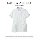 ローラ アシュレイ LW612-16 スクラブ（半袖） LAURA ASHLEY(ローラ アシュレイ)ときめきあふれる、花の彩り。英国の歴史と自然にインスピレーションを得た、ローラアシュレイの花柄プリント。その優雅な花柄を、ユニフォームに咲かせました。花々のやさしさと生命力に満ちた美しい彩りに、袖を通すたび、ときめきがあふれます。archive Violet series優しさを秘め、凛とした佇まい。英国の森林地帯の片隅に咲くすみれの花を連想させるプリントは、ローラアシュレイのアーカイブにあるアンティークテキスタイルから着想を得たデザイン。小枝や花びらが散りばめられた、躍動感のある柄が特徴です。コンパクトなVネックでさり気なく胸元をカバー。シンプルな中にこだわりを感じるスクラブ。●detail point・コンパクトなVネック。襟裏のプリント柄がチラリとのぞきます。・LAURA ASHLEYオリジナルボタン。・袖口のスリットと花柄パイピングが上質感を演出。・時計などを掛けるのに便利なウエストループ。・脇ポケットには小物の整理に便利な内ポケット付き。