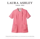 ローラ アシュレイ LW612-22 スクラブ（半袖） LAURA ASHLEY(ローラ アシュレイ)ときめきあふれる、花の彩り。英国の歴史と自然にインスピレーションを得た、ローラアシュレイの花柄プリント。その優雅な花柄を、ユニフォームに咲かせました。花々のやさしさと生命力に満ちた美しい彩りに、袖を通すたび、ときめきがあふれます。archive Violet series優しさを秘め、凛とした佇まい。英国の森林地帯の片隅に咲くすみれの花を連想させるプリントは、ローラアシュレイのアーカイブにあるアンティークテキスタイルから着想を得たデザイン。小枝や花びらが散りばめられた、躍動感のある柄が特徴です。コンパクトなVネックでさり気なく胸元をカバー。シンプルな中にこだわりを感じるスクラブ。●detail point・コンパクトなVネック。襟裏のプリント柄がチラリとのぞきます。・LAURA ASHLEYオリジナルボタン。・袖口のスリットと花柄パイピングが上質感を演出。・時計などを掛けるのに便利なウエストループ。・脇ポケットには小物の整理に便利な内ポケット付き。