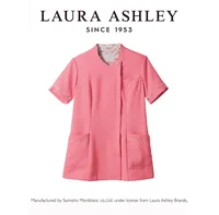 ローラ アシュレイ LW612-22 スクラブ（半袖） LAURA ASHLEY(ローラ アシュレイ)ときめきあふれる、花の彩り。英国の歴史と自然にインスピレーションを得た、ローラアシュレイの花柄プリント。その優雅な花柄を、ユニフォームに咲かせました。花々のやさしさと生命力に満ちた美しい彩りに、袖を通すたび、ときめきがあふれます。archive Violet series優しさを秘め、凛とした佇まい。英国の森林地帯の片隅に咲くすみれの花を連想させるプリントは、ローラアシュレイのアーカイブにあるアンティークテキスタイルから着想を得たデザイン。小枝や花びらが散りばめられた、躍動感のある柄が特徴です。コンパクトなVネックでさり気なく胸元をカバー。シンプルな中にこだわりを感じるスクラブ。●detail point・コンパクトなVネック。襟裏のプリント柄がチラリとのぞきます。・LAURA ASHLEYオリジナルボタン。・袖口のスリットと花柄パイピングが上質感を演出。・時計などを掛けるのに便利なウエストループ。・脇ポケットには小物の整理に便利な内ポケット付き。