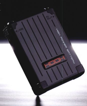 村上被服 V1901 快適ウェア用バッテリーセット 快適性能を高めた新型ハイスペックモデル大容量20000mAH。最大電圧19V。リチウムイオンバッテリー使用。・急速充電3.5時間対応・USB出力付き・シガーソケット充電対応(12V・24V対応)■セット内容バッテリー×1、急速充電器×1、取扱説明書/保証書×1■対応機種V19シリーズ【仕様】寸法:115mm×86ｍｍ×27.7mm重量:375g入力電圧:DV16.8V 1.5A充電回数:500回充電時間:約3.5時間（急速充電）■使用可能時間（目安）・最大出力19V（30分後に12V）…連続使用時間:約8.5時間、風量:97L/S・最大出力15V…連続使用時間:約5時間、風量:74L/S・最大出力12V…連続使用時間:約10時間、風量:60L/S・最大出力8V…連続使用時間:約24時間以上、風量:38L/S※19V運転には必ず「19V省エネ高出力ファン」をご使用ください。※風量はご使用時の目安として下さい。●防塵・防滴 IP54防塵5級:粉塵が内部に侵入することを防止する。若干の粉塵の侵入があっても正常な運転を阻害しない。防水4級:いかなる方向からの水の飛沫によっても有害な影響を受けない。※快適ウェア着用時は、快適ウェア専用のファン・バッテリーを必ずご使用ください。他社商品と組み合わせて使用した際に発生する故障や事故につきましては責任を負いません。【安全上のご注意】・バッテリーやファンを、火気を扱う現場、炎天下、ストーブのそばなどの高温の場所、湿気の多い場所、引火性のガスが充満した場所、可能性のある液体がある場所では絶対に使用、充電、保管しないでください。・バッテリーは、付属の充電器以外で充電しないでください。当社指定のファン以外と組み合わせて使用しないでください。・充電は周囲温度0～40℃の範囲で行ってください。充電目安時間以上の充電はしないでください。本製品を充電中に充電対象機器を接続しないでください。・本製品でスマートフォンやタブレットを充電する際は、ご使用前の充電対象機器のデータのバックアップをとってください。・使用中、充電中、保管中に、異臭・発熱・変色・変形などの異常に気付いたときは、すぐに使用を停止してください。水没、または水濡れした場合は、使用しないでください。・USB出力ポートの保護キャップを確実に閉じ、DC入出力ポートにファンケーブルを差し込んだ状態でのみ防塵、防滴性能を発揮します。水没時に防水構造を保証するものではありません。・バッテリーに釘を刺したり、投げたり、落としたり、硬いものでたたくなど、衝撃を与えないでください。バッテリーの端子にピンなどの金属を差し込まないでください。・バッテリーを火の中に投下したり、電子レンジや高圧容器などに入れないでください。毛布で覆ったり、包んだりしないでください。変形やショートさせないでください。分解や改造、修理しないでください。・プラグを抜き差しする時は必ずコネクタ部分を持ち、過度な力を加えないでください。・ファンの稼働時間が極端に短くなった場合は、リチウムイオン電池の使用期限が近い可能性もあるため、使用しないでください。・ファン羽根には小型マグネットを使用しています。心臓ペースメーカー等の体内植込型医療用電子機器を装着の方は使用しないでください。・マグネットを誤って飲み込むと、生命にかかわる事故につながる可能性があります。万一飲み込んだ場合はすぐに医師の診断を受け、指示に従ってください。・乳幼児や小児の手に届く場所で使用、保管しないでください。ファンに指を絶対入れないでください。・ファンの後ろガードとモータ部分は、絶対に洗わないでください。ください。洗うことが出来るのは、ファン羽根と前ガードのみです。・本製品の清掃時に塩素系洗剤、酸性洗剤、シンナー、アルコール、ベンジンなどは、使用しないでください。・ファンやバッテリーを取り付けたウェアを着用したまま眠らないでください。ウェアが湿った状態や濡れた状態で着用しないでください。発熱時、飲酒後、体調に異変がある時は着用をおやめください。●火気を扱う場所での注意事項・ファンに火花が入るような状態での作業には使用しないでください。・万一衣服に火が移った場合、衣服を脱ぎ、火を消してください。速やかなにバッテリーを取り外し火元から遠ざけてください。●バッテリー保管の注意事項・リチウムイオンバッテリーは、過放電させると著しく寿命を縮めるばかりではなく、化学反応により内部が不安定な状態になります。・電池残量がゼロの状態で長期保管はしないでください。また長期間使用しない場合には自然放電により残量が少しずつ減少します。3～6ヶ月に1祖、50～60％まで充電して、常温保管してください・電池残量ゼロのまま放置すると完全放電し、再充電できなくなりますので十分注意してください。●快適ウェア製品のお取り扱いについて・洗濯時は必ず全ての電気部品を取り外し、衣服だけを洗ってください。・洗濯表示、注意ラベルに従ってお取り扱いください。※この商品はご注文後のキャンセル、返品及び交換は出来ませんのでご注意下さい。※なお、この商品のお支払方法は、先振込(代金引換以外)にて承り、ご入金確認後の手配となります。