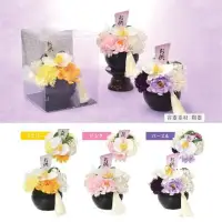 ポピー名古屋 S-204 シャボンフラワー S-204 シャボンフラワー胡蝶蘭入りお供え花胡蝶蘭の入った高級感のある一品。ケースの背景がお供え花を引き立たせます。シャボンフラワーってどんなもの？石けん素材の花びら本物の花のような見た目で、石けん素材を使用しています。ほのかな石けんの香りやさしく香る石けんのアロマが楽しめます。枯れないから長く楽しめる水やり不要で、ずっときれいなまま飾れます。置き場所を選ばない生花がNGな場所でも安心して飾れます。プリザーブドフラワーよりお値打ち見た目は豪華なのに、価格は控えめ！注意事項シャボンフラワーは観賞用です。●手洗いには使用できません。●洗顔などお肌への使用はできません。●お風呂や洗濯など、水を使う場面でのご使用はできません。●食べられません。●香りには個体差があり、多少の強弱がある場合があります。●素材の特性上、まれにひび割れが見られることがあります。●石けん素材のため、若干の破れやキズがある場合があります。●強い負荷をかけない限り、花びらが崩れることはほとんどありません。●時間とともに変色（若干の色抜け）することがあります。 ●直射日光や湿気の多い場所での保管は変色の原因になります。●実際の商品と画像で、色合いやパーツの配置・イメージが異なる場合があります。●パッケージやラッピング仕様は、予告なく変更になる場合があります。