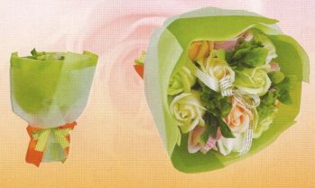 ポピー名古屋 SBL-21-O シャボンフラワー カラーブーケ(オレンジ) シャボンフラワー年間ランキング第一位の大人気商品です。ドットクリアバッグ付き。シャボンフラワーってどんなもの？花びらを石けん素材で作った、ほのかに石けんアロマ香る、まるで生花のような新しい造花です。生花と違いお手入れ不要で枯れることなく美しさをずっとキープできることがシャボンフラワーの魅力です。POINT1.花びらを石鹸素材でつくっています。POINT2.ほのかに石鹸アロマが香ります。POINT3.生花と違い枯れないので長く楽しめます。POINT4.生花が置けないような場所でも大丈夫！POINT5.プリザーブドフラワーより、かなりお値打ち！注意事項・高温多湿、特に水のある場所に置くことは避けてください。・食べ物ではありません。口に入れないようにしてください。・石鹸で出来ていますが、洗濯・洗顔等を目的とした物ではないため、そのようなことに使用しないでください。・直射日光、蛍光灯に直に当てると色あせ・変色する可能性があります。・だんだんと変色（若干の色抜け）はしますが、負担を掛けない限り、花びらが崩れたりすることは稀です。※この商品はご注文後のキャンセル、返品及び交換は出来ませんのでご注意下さい。※なお、この商品のお支払方法は、先振込（代金引換以外）にて承り、ご入金確認後の手配となります。