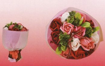 ポピー名古屋 SBL-21-RB シャボンフラワー カラーブーケ(ルビー) シャボンフラワー年間ランキング第一位の大人気商品です。ドットクリアバッグ付き。シャボンフラワーってどんなもの？花びらを石けん素材で作った、ほのかに石けんアロマ香る、まるで生花のような新しい造花です。生花と違いお手入れ不要で枯れることなく美しさをずっとキープできることがシャボンフラワーの魅力です。POINT1.花びらを石鹸素材でつくっています。POINT2.ほのかに石鹸アロマが香ります。POINT3.生花と違い枯れないので長く楽しめます。POINT4.生花が置けないような場所でも大丈夫！POINT5.プリザーブドフラワーより、かなりお値打ち！注意事項・高温多湿、特に水のある場所に置くことは避けてください。・食べ物ではありません。口に入れないようにしてください。・石鹸で出来ていますが、洗濯・洗顔等を目的とした物ではないため、そのようなことに使用しないでください。・直射日光、蛍光灯に直に当てると色あせ・変色する可能性があります。・だんだんと変色（若干の色抜け）はしますが、負担を掛けない限り、花びらが崩れたりすることは稀です。※この商品はご注文後のキャンセル、返品及び交換は出来ませんのでご注意下さい。※なお、この商品のお支払方法は、先振込（代金引換以外）にて承り、ご入金確認後の手配となります。