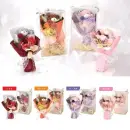 ポピー名古屋 SBL-213 シャボンフラワー ふわふわ可愛い花ギフト大人気アニマルブーケに新作が登場！かわいいぬいぐるみをオシャレなラッピングでまとめました♪シャボンフラワーってどんなもの？石けん素材の花びら本物の花のような見た目で、石けん素材を使用しています。ほのかな石けんの香りやさしく香る石けんのアロマが楽しめます。枯れないから長く楽しめる水やり不要で、ずっときれいなまま飾れます。置き場所を選ばない生花がNGな場所でも安心して飾れます。プリザーブドフラワーよりお値打ち見た目は豪華なのに、価格は控えめ！注意事項シャボンフラワーは観賞用です。●手洗いには使用できません。●洗顔などお肌への使用はできません。●お風呂や洗濯など、水を使う場面でのご使用はできません。●食べられません。●香りには個体差があり、多少の強弱がある場合があります。●素材の特性上、まれにひび割れが見られることがあります。●石けん素材のため、若干の破れやキズがある場合があります。●強い負荷をかけない限り、花びらが崩れることはほとんどありません。●時間とともに変色（若干の色抜け）することがあります。 ●直射日光や湿気の多い場所での保管は変色の原因になります。●実際の商品と画像で、色合いやパーツの配置・イメージが異なる場合があります。●パッケージやラッピング仕様は、予告なく変更になる場合があります。