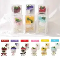 ポピー名古屋 SBL-222 シャボンフラワー ミニでも華やか！シャボンフラワーブーケミニサイズでもシャボンフラワーがしっかり入ったブーケ。他のプレゼントとセットで贈っても良いですね。シャボンフラワーってどんなもの？石けん素材の花びら本物の花のような見た目で、石けん素材を使用しています。ほのかな石けんの香りやさしく香る石けんのアロマが楽しめます。枯れないから長く楽しめる水やり不要で、ずっときれいなまま飾れます。置き場所を選ばない生花がNGな場所でも安心して飾れます。プリザーブドフラワーよりお値打ち見た目は豪華なのに、価格は控えめ！注意事項シャボンフラワーは観賞用です。●手洗いには使用できません。●洗顔などお肌への使用はできません。●お風呂や洗濯など、水を使う場面でのご使用はできません。●食べられません。●香りには個体差があり、多少の強弱がある場合があります。●素材の特性上、まれにひび割れが見られることがあります。●石けん素材のため、若干の破れやキズがある場合があります。●強い負荷をかけない限り、花びらが崩れることはほとんどありません。●時間とともに変色（若干の色抜け）することがあります。 ●直射日光や湿気の多い場所での保管は変色の原因になります。●実際の商品と画像で、色合いやパーツの配置・イメージが異なる場合があります。●パッケージやラッピング仕様は、予告なく変更になる場合があります。