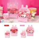 ポピー名古屋 SH-045 シャボンフラワー SH-045 シャボンフラワーかわいいラビットBOX入りの母の日アレンジ！POPでキュートなシャボンフラワーアレンジです。ハートをちりばめたデザインクリアバッグに入ってお届けします。シャボンフラワーってどんなもの？石けん素材の花びら本物の花のような見た目で、石けん素材を使用しています。ほのかな石けんの香りやさしく香る石けんのアロマが楽しめます。枯れないから長く楽しめる水やり不要で、ずっときれいなまま飾れます。置き場所を選ばない生花がNGな場所でも安心して飾れます。プリザーブドフラワーよりお値打ち見た目は豪華なのに、価格は控えめ！注意事項シャボンフラワーは観賞用です。●手洗いには使用できません。●洗顔などお肌への使用はできません。●お風呂や洗濯など、水を使う場面でのご使用はできません。●食べられません。●香りには個体差があり、多少の強弱がある場合があります。●素材の特性上、まれにひび割れが見られることがあります。●石けん素材のため、若干の破れやキズがある場合があります。●強い負荷をかけない限り、花びらが崩れることはほとんどありません。●時間とともに変色（若干の色抜け）することがあります。 ●直射日光や湿気の多い場所での保管は変色の原因になります。●実際の商品と画像で、色合いやパーツの配置・イメージが異なる場合があります。●パッケージやラッピング仕様は、予告なく変更になる場合があります。