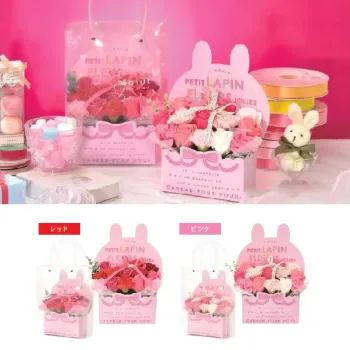 ポピー名古屋 SH-045 シャボンフラワー SH-045 シャボンフラワーかわいいラビットBOX入りの母の日アレンジ!POPでキュートなシャボンフラワーアレンジです。ハートをちりばめたデザインクリアバッグに入ってお届けします。シャボンフラワーってどんなもの?石けん素材の花びら本物の花のような見た目で、石けん素材を使用しています。ほのかな石けんの香りやさしく香る石けんのアロマが楽しめます。枯れないから長く楽しめる水やり不要で、ずっときれいなまま飾れます。置き場所を選ばない生花がNGな場所でも安心して飾れます。プリザーブドフラワーよりお値打ち見た目は豪華なのに、価格は控えめ!注意事項シャボンフラワーは観賞用です。●手洗いには使用できません。●洗顔などお肌への使用はできません。●お風呂や洗濯など、水を使う場面でのご使用はできません。●食べられません。●香りには個体差があり、多少の強弱がある場合があります。●素材の特性上、まれにひび割れが見られることがあります。●石けん素材のため、若干の破れやキズがある場合があります。●強い負荷をかけない限り、花びらが崩れることはほとんどありません。●時間とともに変色(若干の色抜け)することがあります。 ●直射日光や湿気の多い場所での保管は変色の原因になります。●実際の商品と画像で、色合いやパーツの配置・イメージが異なる場合があります。●パッケージやラッピング仕様は、予告なく変更になる場合があります。