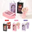 ポピー名古屋 SH-046 シャボンフラワー SH-046 シャボンフラワー窓からのぞく花の贈り物シャボンフラワーが映える透明窓付きBOXを使用♪ギンガムチェックのリボンがかわいいブーケ♪シャボンフラワーってどんなもの？石けん素材の花びら本物の花のような見た目で、石けん素材を使用しています。ほのかな石けんの香りやさしく香る石けんのアロマが楽しめます。枯れないから長く楽しめる水やり不要で、ずっときれいなまま飾れます。置き場所を選ばない生花がNGな場所でも安心して飾れます。プリザーブドフラワーよりお値打ち見た目は豪華なのに、価格は控えめ！注意事項シャボンフラワーは観賞用です。●手洗いには使用できません。●洗顔などお肌への使用はできません。●お風呂や洗濯など、水を使う場面でのご使用はできません。●食べられません。●香りには個体差があり、多少の強弱がある場合があります。●素材の特性上、まれにひび割れが見られることがあります。●石けん素材のため、若干の破れやキズがある場合があります。●強い負荷をかけない限り、花びらが崩れることはほとんどありません。●時間とともに変色（若干の色抜け）することがあります。 ●直射日光や湿気の多い場所での保管は変色の原因になります。●実際の商品と画像で、色合いやパーツの配置・イメージが異なる場合があります。●パッケージやラッピング仕様は、予告なく変更になる場合があります。