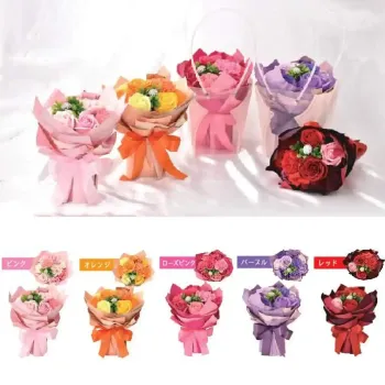 ポピー名古屋 SH-047 シャボンフラワー SH-047 シャボンフラワーバッグから花のサプライズデザインプリントが施されたクリアバッグ付きの豪華なミニブーケシャボンフラワーってどんなもの?石けん素材の花びら本物の花のような見た目で、石けん素材を使用しています。ほのかな石けんの香りやさしく香る石けんのアロマが楽しめます。枯れないから長く楽しめる水やり不要で、ずっときれいなまま飾れます。置き場所を選ばない生花がNGな場所でも安心して飾れます。プリザーブドフラワーよりお値打ち見た目は豪華なのに、価格は控えめ!注意事項シャボンフラワーは観賞用です。●手洗いには使用できません。●洗顔などお肌への使用はできません。●お風呂や洗濯など、水を使う場面でのご使用はできません。●食べられません。●香りには個体差があり、多少の強弱がある場合があります。●素材の特性上、まれにひび割れが見られることがあります。●石けん素材のため、若干の破れやキズがある場合があります。●強い負荷をかけない限り、花びらが崩れることはほとんどありません。●時間とともに変色(若干の色抜け)することがあります。 ●直射日光や湿気の多い場所での保管は変色の原因になります。●実際の商品と画像で、色合いやパーツの配置・イメージが異なる場合があります。●パッケージやラッピング仕様は、予告なく変更になる場合があります。