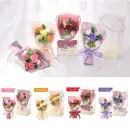 ポピー名古屋 SH-048 シャボンフラワー SH-048 シャボンフラワー花色映える、上品ギフト淡いグレーカラーのデザインクリアケースがシャボンフラワーの色をより鮮やかに魅せるギフトです。シャボンフラワーってどんなもの？石けん素材の花びら本物の花のような見た目で、石けん素材を使用しています。ほのかな石けんの香りやさしく香る石けんのアロマが楽しめます。枯れないから長く楽しめる水やり不要で、ずっときれいなまま飾れます。置き場所を選ばない生花がNGな場所でも安心して飾れます。プリザーブドフラワーよりお値打ち見た目は豪華なのに、価格は控えめ！注意事項シャボンフラワーは観賞用です。●手洗いには使用できません。●洗顔などお肌への使用はできません。●お風呂や洗濯など、水を使う場面でのご使用はできません。●食べられません。●香りには個体差があり、多少の強弱がある場合があります。●素材の特性上、まれにひび割れが見られることがあります。●石けん素材のため、若干の破れやキズがある場合があります。●強い負荷をかけない限り、花びらが崩れることはほとんどありません。●時間とともに変色（若干の色抜け）することがあります。 ●直射日光や湿気の多い場所での保管は変色の原因になります。●実際の商品と画像で、色合いやパーツの配置・イメージが異なる場合があります。●パッケージやラッピング仕様は、予告なく変更になる場合があります。