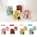 ポピー名古屋 SH-051 シャボンフラワー SH-051 シャボンフラワーかわいさ詰まったボリューム花女の子のシルエットが隠れる程にボリューム満点！置いて飾れるかわいいミニブーケギフトです。シャボンフラワーってどんなもの？石けん素材の花びら本物の花のような見た目で、石けん素材を使用しています。ほのかな石けんの香りやさしく香る石けんのアロマが楽しめます。枯れないから長く楽しめる水やり不要で、ずっときれいなまま飾れます。置き場所を選ばない生花がNGな場所でも安心して飾れます。プリザーブドフラワーよりお値打ち見た目は豪華なのに、価格は控えめ！注意事項シャボンフラワーは観賞用です。●手洗いには使用できません。●洗顔などお肌への使用はできません。●お風呂や洗濯など、水を使う場面でのご使用はできません。●食べられません。●香りには個体差があり、多少の強弱がある場合があります。●素材の特性上、まれにひび割れが見られることがあります。●石けん素材のため、若干の破れやキズがある場合があります。●強い負荷をかけない限り、花びらが崩れることはほとんどありません。●時間とともに変色（若干の色抜け）することがあります。 ●直射日光や湿気の多い場所での保管は変色の原因になります。●実際の商品と画像で、色合いやパーツの配置・イメージが異なる場合があります。●パッケージやラッピング仕様は、予告なく変更になる場合があります。