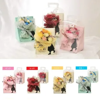 ポピー名古屋 SH-051 シャボンフラワー SH-051 シャボンフラワーかわいさ詰まったボリューム花女の子のシルエットが隠れる程にボリューム満点!置いて飾れるかわいいミニブーケギフトです。シャボンフラワーってどんなもの?石けん素材の花びら本物の花のような見た目で、石けん素材を使用しています。ほのかな石けんの香りやさしく香る石けんのアロマが楽しめます。枯れないから長く楽しめる水やり不要で、ずっときれいなまま飾れます。置き場所を選ばない生花がNGな場所でも安心して飾れます。プリザーブドフラワーよりお値打ち見た目は豪華なのに、価格は控えめ!注意事項シャボンフラワーは観賞用です。●手洗いには使用できません。●洗顔などお肌への使用はできません。●お風呂や洗濯など、水を使う場面でのご使用はできません。●食べられません。●香りには個体差があり、多少の強弱がある場合があります。●素材の特性上、まれにひび割れが見られることがあります。●石けん素材のため、若干の破れやキズがある場合があります。●強い負荷をかけない限り、花びらが崩れることはほとんどありません。●時間とともに変色(若干の色抜け)することがあります。 ●直射日光や湿気の多い場所での保管は変色の原因になります。●実際の商品と画像で、色合いやパーツの配置・イメージが異なる場合があります。●パッケージやラッピング仕様は、予告なく変更になる場合があります。