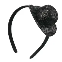 アーテック 18990 キラキラ帽子付カチューシャ 黒 ミニサイズなのに主役級！華やかカチューシャ！キラキラのミニ帽子がちょこんと乗った、かわいらしい子供向けカチューシャです。スパンコールが光を反射し、ハロウィン、ダンス発表会、パーティーなどの衣装にぴったりな華やかアクセサリーです。カチューシャタイプでしっかり固定でき、動きのある場面でもズレにくく安心です。シンプルな服装でも、これ一つで印象がぐっと華やかに！カラーバリエーションが豊富なので、チームやグループで色を揃えての使用にもおすすめです。お使いのモニター設定、お部屋の照明等により実際の商品と色味が異なる場合がございます。※この商品はご注文後のキャンセル、返品及び交換は出来ませんのでご注意下さい。※なお、この商品のお支払方法は、前払いにて承り、ご入金確認後の手配となります。