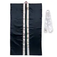 アーテック 19149 ソフトサテンロングハッピ（ハチマキ付） 黒（襟銀） M やわらかで通気性の良いサテン生地を使用したロングハッピ！やわらかで通気性に優れたソフトサテン素材を使用したロングタイプのハッピです。サテン特有の光沢のあるきれいな色で、応援や演舞などを華やかに演出します。ハチマキ付きなので統一感が出ます。カラーが豊富なので、クラスやチーム、グループごとに色分けできます。運動会、発表会、イベントなど幅広いシーンで使えます。中学生～高校生向けのサイズです。※お使いのモニター設定、お部屋の照明等により実際の商品と色味が異なる場合がございます。