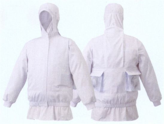 サカノ繊維 SKH6550 食品工場向け フード付白い空調服（男女兼用）（ファン・バッテリー別売） 働く人の熱中症対策に。白い空調服™●熱中症対策に効果的人は体温が上がると脳が感知し、必要な量の汗を出します。汗が蒸発する際の気化熱で体温を下げる「生理クーラー®」と呼ばれるメカニズムは「汗を蒸発させるための仕組み」が備わることで、不十分な効果を発揮することができるのです。白い空調服™は、ファンから服の中に外気が取り込まれます。取り込まれた空気は、服と体の間を平行に流れ、その過程でかいた汗を瞬時に蒸発させます。体は気化熱により冷え、服の中を取った暖かく湿った空気は襟元と袖下から排出されます。●脱着も簡単で、洗濯できます。ユニットはバッテリー（または電池ボックス）、ファン2個、ケーブル。軽量、コンパクトサイズです。脱着も可能で、簡単に取り外しでき、白衣の洗濯が可能です。●食品工場用白衣としてご使用できる優れたデザイン機能・袖口からゴミ、ホコリ、体毛が落ちないよう、袖口にメッシュのリストガードを取り付けています。・上着の内側にスナップ止めのブロード素材のウエストガードを取り付け。厳しい品質管理をクリアします。※ファン・バッテリーは別売りとなります。特許出願中 ※(株)セフト研究所との共同出願※「空調服」は、(株)セフト研究所・(株)空調服の特許および技術を使用しています。※「空調服」は。(株)セフト研究所・(株)空調服の商標及び登録商標です。（登録区分9，10，11，12，17，20，24類）※「生理クーラー」は、(株)セフト研究所・(株)空調服の登録商標です。