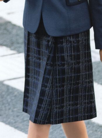 セロリー S-16901 Aラインスカート（57cm丈） ◎伝統技術がつくりだす、唯一無二の素材「米沢織×ジャガード素材」日本が誇る米沢織りの技術を生かしたジャガード素材で奥行きのある上品なチェック柄を表現。さらにジャガードの流麗なネイビーブルーが今どきの洗練も感じさせます。ウール混ならではのソフトな風合い、仕立て映えのするハリ感も自慢です。山形県米沢、遥か250年の記憶を紡ぎ続ける伝統の織物技法。「米沢織」は江戸時代から250年もの時を超えて伝わる伝統産業であり、絹の美しさを最大限に引き出す着物地で全国にも注目の織物です。近代になってジャガード織機が導入され、化学繊維を用いた婦人服地の生産が盛んになり、そこから生まれた進化系ジャガードは国内のみならず世界的にも高い評価を得ています。卓越した技術で繊細な模様を浮き上がらせるジャガード織りは、働く女性を輝かせ、その個性を表現するのに最適な存在です。最近では、先染め・細番手の糸を使用したジャガード織りがモード界はもちろんユニフォーム業界でも、さらに熱い視線を集めています。オーセンティックなユニフォームを羨望の佇まいに導く、ジャガード織りの魅力で日常オフィスの着こなしをグレードアップ！組み合わせ次第で想いのままにスタイルを楽しめます。
