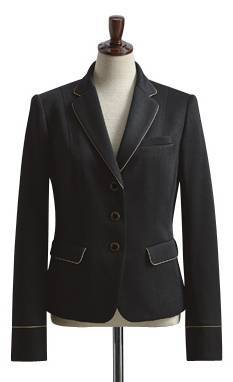 セロリー S-24770 ジャケット PATRICK COX極上Black上質ニットならではの奥行きや光沢を生むブラック。深みのある極上の趣に。女性らしさの宿るブラックのオリジナルボタンと相性の良いゴールドの細パイピングが施されたテーラー衿のジャケットを仕事スタイルの主役に。軽くて伸びやかな着心地は働く女性にぴったり。ノーブルな印象をキープし、計算された立体パターンですっきり美シルエットを実現します。 ※21・23号は受注生産になります。※受注生産品につきましては、ご注文後のキャンセル、返品及び他の商品との交換、色・サイズ交換が出来ませんのでご注意くださいませ。※受注生産品のお支払い方法は、先振込み（代金引換以外）にて承り、ご入金確認後の手配となります。