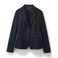 セロリー S-25261 ジャケット S-25261 ジャケット エトワールニット上質を誇る最高品質のニットラグジュアリーな着心地と品質を極めた上質ニット。特徴●リッチな表情感を生むジャガード編み●抗菌・抗ウイルス、消臭、防臭など防ぐ機能に優れたTioTio®プレミアム加工●加工液には環境に配慮したソリューションダイ原料を使用●左襟のフラワーホールは、社章などのバッジを留めるポイントに●すっきりスムーズに収納できるタテ型内ポケット●右腰の大きめ内ポケットは縫い付け仕様なので重さによる伸びの心配なし●台襟をなくし襟周りをすっきり軽く、カラークロスを使用することによって美しさときちんと感をキープ●体型を自然にカバーしながら、美しさと動きやすさを両立※21・23号は受注生産になります。※受注生産品につきましては、ご注文後のキャンセル、返品及び他の商品との交換、色・サイズ交換が出来ませんのでご注意くださいませ。※受注生産品のお支払い方法は、前払いにて承り、ご入金確認後の手配となります。仕様品番:S-25261品名:ジャケット