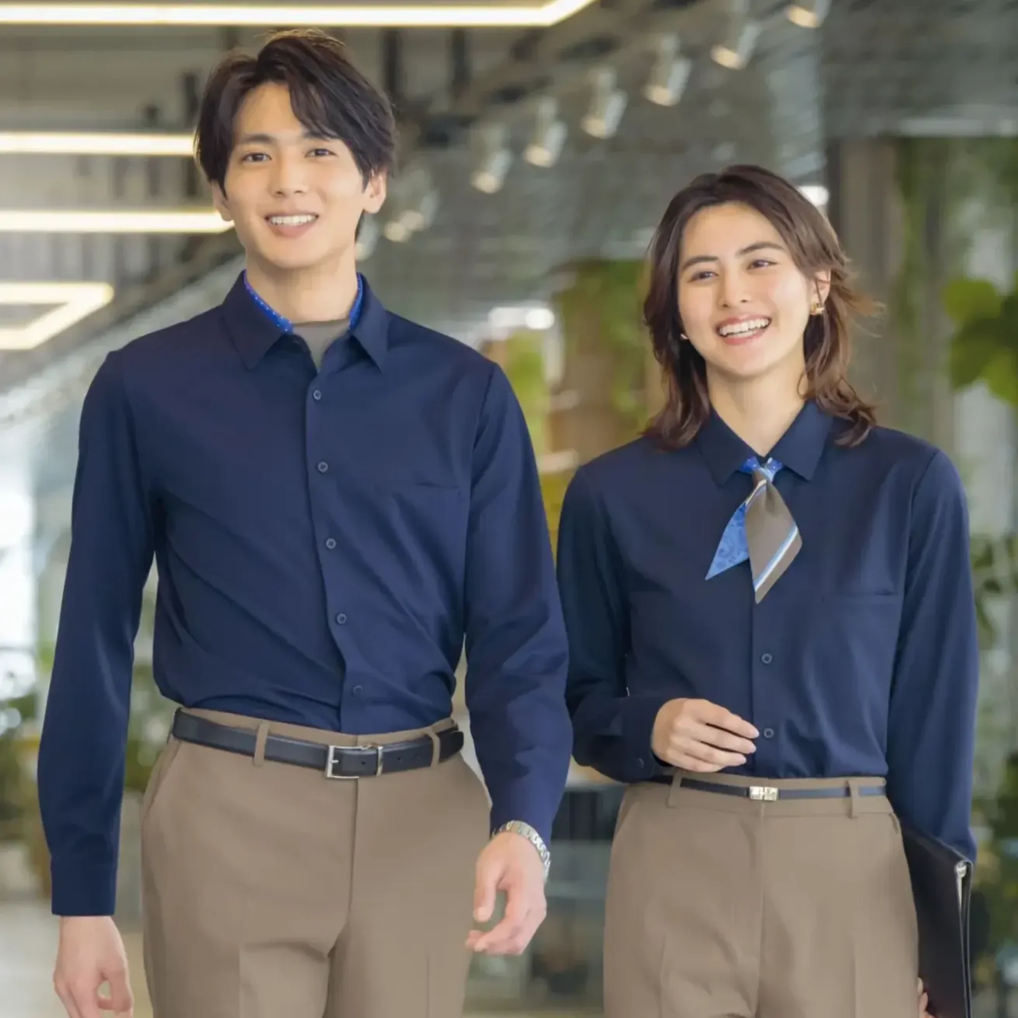 セロリー S-37311 長袖シャツ S-37311 長袖シャツ男女それぞれの体にしっかり似合うシルエット多様な価値観や無数の選択肢にあふれる昨今、性別も職種も体型も……「〇〇だからこうしなきゃいけない」などといった先入観にとらわれないニュートラルな視点を持つ事が大切です。どんな人にも似合う美しいシルエット、シーン問わず活躍するストレッチ素材。男女問わず着られるカラーバリエーションやイメージでチーム感UP！セロリーは、現代で働くすべての人が輝くためのユニフォームをお届けします。※6L・7Lは受注生産になります。※受注生産品につきましては、ご注文後のキャンセル、返品及び他の商品との交換、色・サイズ交換が出来ませんのでご注意くださいませ。※受注生産品のお支払い方法は、前払いにて承り、ご入金確認後の手配となります。仕様品番:S-37311品名:長袖シャツ