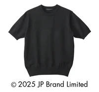 セロリー S-75180 セーター Selery セーター  上質ニットオフィスでも休日のお出かけにも活躍する大人のTシャツ&ニットアンサンブルシリーズのセーターです。高品質なポリエステル100％素材を使用し、肌触りが良く、シンプルで上質なデザインが特徴です。豊富なカラーバリエーションで、様々なコーディネートに合わせやすく、オールシーズン快適に着用いただけます。特徴・ポリエステル100％の高品質素材で肌触り抜群・シンプルで洗練されたデザインで様々なシーンに対応・4色展開（ブラック、ネイビー、グリーン、グレージュ）でコーディネートの幅が広がる・半袖タイプでオールシーズン活躍・同シリーズのカーディガンとのアンサンブルコーディネートも可能・イージーケア性能で洗濯しやすく、日常使いに最適・適度なフィット感でスマートなシルエット仕様・品番:S-75180[ブラック]・半袖タイプ・クルーネックデザイン・メーカー:セロリー(Selery)イギリス、そして世界に知られる洗練のフラワーデザインブランド1982 年、ロンドンの中心街であるウェストエンドにジェーン・パッカーが開いたフラワーショップが『JANE PACKER』の始まりです。ジェーンは斬新で革新的なアイデアにより、それまでの型にはまった保守的な慣習に立ち向かい、「花はファッションやインテリア・デザインと同じように、エキサイティングでありながら、より身近なものである」と唱え、瞬く間にモダンフラワーデザイン界の最前線に立ちました。映画界やファッション界の巨匠をはじめ、世界中のセレブリティから愛され、洗練されたそのクリエーションを収めた著書も15 冊にもおよび、トップ・フラワーデザイナーのひとりとして、世界で広く知られています。残念ながらジェーンは2011 年に若くして亡くなりますが、前衛的で既成概念に囚われないそのスタイルは脈々と受け継がれています。※4L、5Lは受注生産になります。※受注生産品につきましては、ご注文後のキャンセル、返品及び他の商品との交換、色・サイズ交換が出来ませんのでご注意ください。※受注生産品のお支払い方法は、前払いにて承り、ご入金確認後の手配となります。