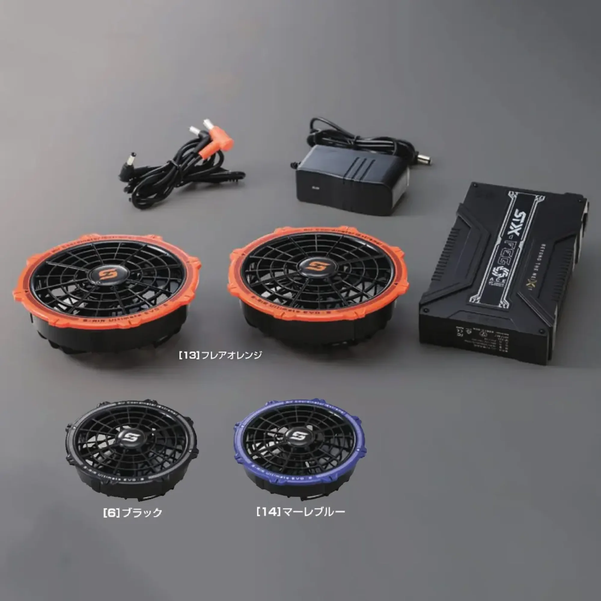 シンメン SA-125 20Vファンバッテリーフルセット 20Vファンバッテリーフルセット最大風量20V/102Lを実現したモデルが全3色で登場。急速充電に対応し、約3.5時間でフル充電が可能。さらに、バッテリーには故障を防ぐ安全保護機能を搭載し、安心して使用できます。特徴・最大風量20V/102Lのハイパワーモデル・選べる全3色のカラーラインナップ・約3.5時間でフル充電できる急速充電対応・バッテリーに安全保護機能付きで故障を防止[セット内容]20V専用パワーファン ×2、二股コード、20V専用バッテリー、20V専用急速充電アダプター、取扱説明書兼保証書仕様・品番:SA-125・品名:20Vファンバッテリーフルセット・バッテリー重量:約330g●S-AIR専用ウェアに取付け、20V専用バッテリーと専用ファンの組み合わせでご使用ください。●SA-20、SA-10、SA-1などその他のS-AIRシリーズとの互換性はありません。●他社製品と組み合わせて使用した場合に発生した故障や落下事故については責任を負いません。●仕様環境温度が高くなると安全のため保護が働き、一時的に電源が落ちますがバッテリー温度が下がると使用できます。※この商品はご注文後のキャンセル、返品及び交換は出来ませんのでご注意ください。※なお、この商品のお支払方法は、前払いにて承り、ご入金確認後の手配となります。