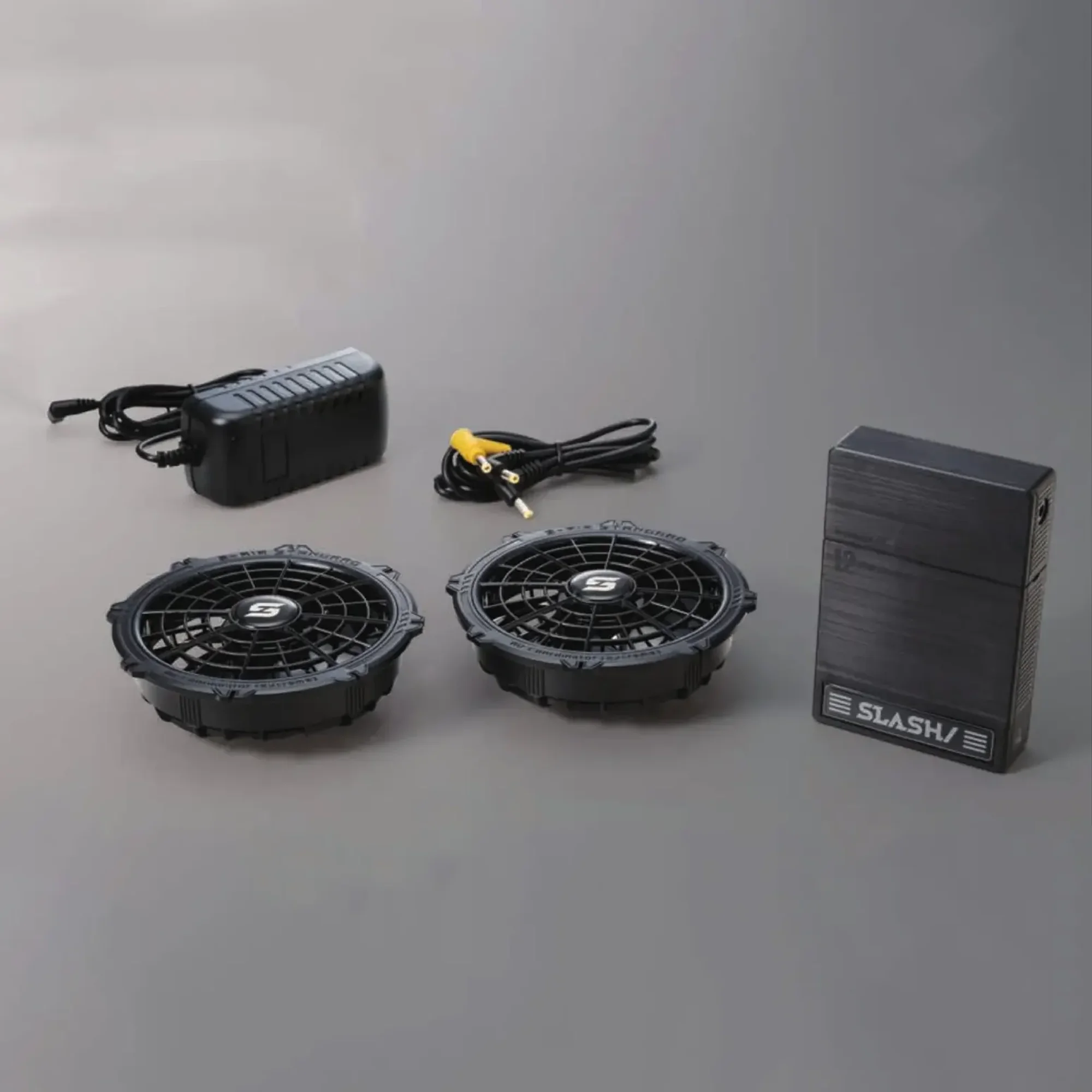 シンメン SA-20 12Vファンバッテリーフルセット 12Vファンバッテリーフルセット最大風量75Lの12Vスタートで約8時間の連続稼働が可能。約4時間でフル充電できるコンパクトバッテリーを採用し、薄型・静音・水洗い対応の新設計ファンを搭載。特徴・最大風量75L！12Vスタートで約8時間の連続稼働OK・約4時間でフル充電できるコンパクトバッテリー・薄型・静音・水洗い対応の新設計ファンで使いやすさアップ仕様・品番:SA-20・品名:12Vファンバッテリーフルセット・バッテリー重量:約245g●S-AIR専用ウェアに取付け、12V専用バッテリーと専用ファンの組み合わせでご使用ください。●SA-125、SA-124などその他のS-AIRシリーズとの互換性はありません。●他社製品と組み合わせて使用した場合に発生した故障や落下事故については責任を負いません。※この商品はご注文後のキャンセル、返品及び交換は出来ませんのでご注意ください。※なお、この商品のお支払方法は、前払いにて承り、ご入金確認後の手配となります。