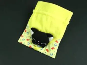 寺子屋 KINCHAKU-4 きんちゃく・かまってにゃんコ・ちりめん招きねこ・黒×黄 ちりめん招き猫・かまってにゃんこの巾着袋です。にゃんこ部分は中綿入りでふかふか。