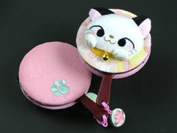 寺子屋 TEKAGAMI-1 手鏡・かまってにゃんコ・ちりめん招きねこ・白 ちりめん招き猫・かまってにゃんこの手鏡です。裏面には足跡マーク入り。