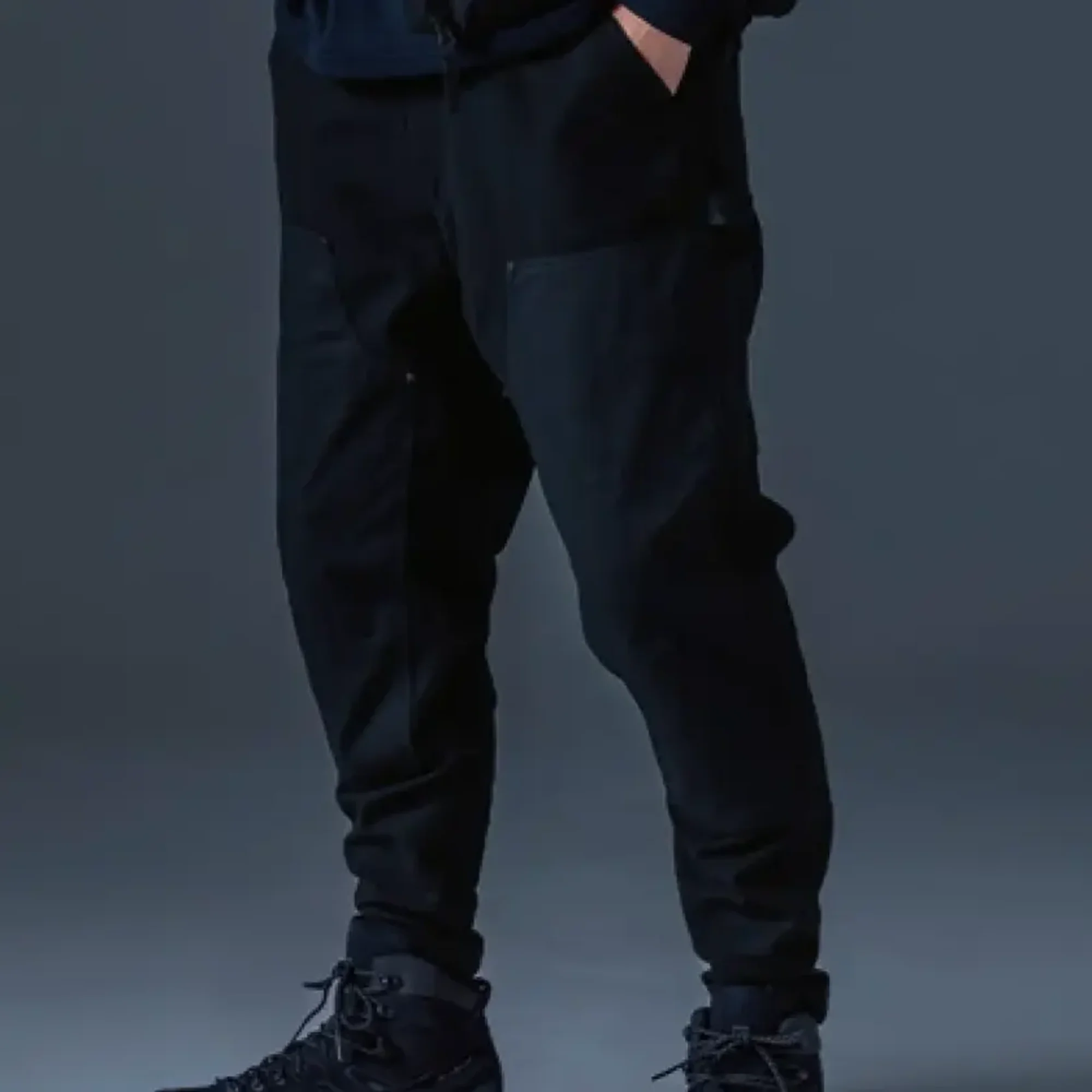 TS DESIGN 55324 ニッカーズダブルニーパンツ 55324 Knicker's ニッカーズダブルニーパンツ微起毛タッチのブラッシュツイル素材を採用したダブルニー仕様のワークパンツ。スエード調の上質な肌触りと保温性に加え、快適なストレッチ性で動きやすさも確保。中綿や防風フィルムを使用していないため暑くなりすぎず、程よい温かさを保ちます。現場仕様のタフさと機能性を兼ね備え、秋冬の作業をしっかりサポートします。特徴・起毛感のあるブラッシュツイルによる保温性と高級感・ストレッチ性に優れ、長時間の作業も快適・摩耗しやすい膝部を強化したダブルニー仕様・裾リブ設計で足元がバタつきにくく、シルエットもすっきり・カーゴパンツ機能を活かした収納力（サイドポケット・ハンマーループ・バックポケット）仕様・品番:55324・カラー:95 ブラック・サイズ:SS・S・M・L・LL・総重量:約615g（Lサイズ基準）